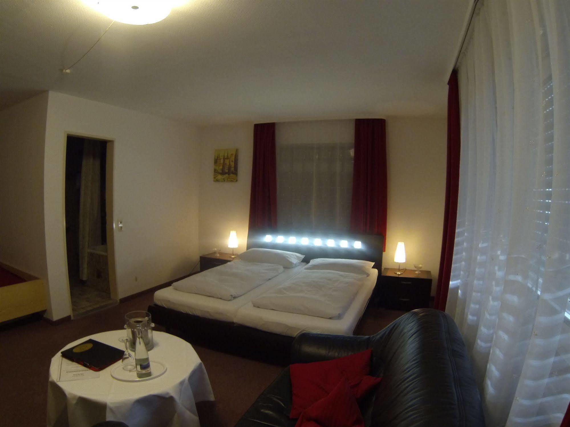 Landgasthof Ochsen ซินส์ไฮม์ ภายนอก รูปภาพ